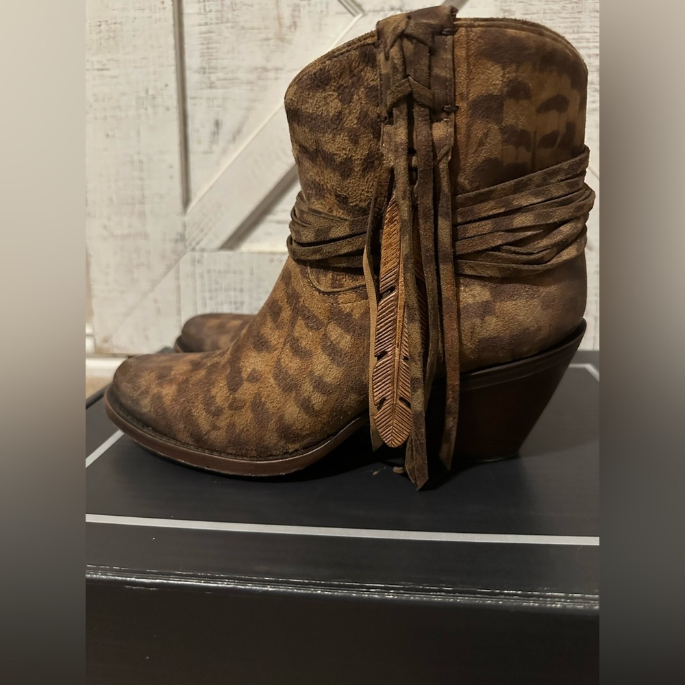 LUCCHESE WOMEN'S HANDMADE ROBYN HAND
TOOLED FEATHER BOOTIES - ROUND TOE - Picture 3 of 14